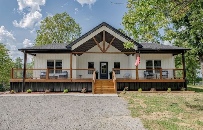 Porch-lovers Paradise! SLEEPS 11-12. Multiple fire pits. Only 0.8mi to boat ramp