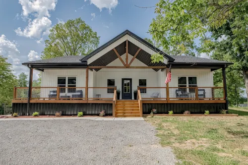 Porch-lovers Paradise! SLEEPS 11-12. Multiple fire pits. Only 0.8mi to boat ramp