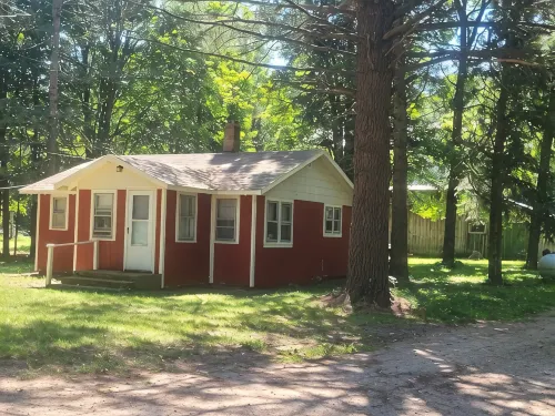SPORTSMAN/COUPLES RETREAT. Close to Lakes, Rivers, & Beautiful Ludington - 3-Star