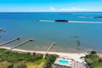 No Cleaning Fee! Brand New Double Queen Studio Condo w/ Waterfront Pool + Beach - Homestays