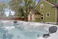 Lux Kalispell Farmhouse w/ Large Hot Tub