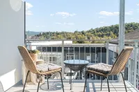 Close to the city center with parking space, balcony, lockable bike box & charging station