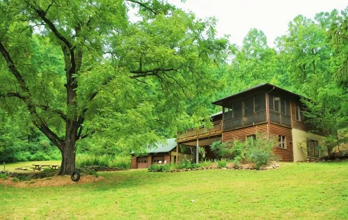 Tranquil Cardinal Hill Cabin- Perfect for Relaxation & Exploration. Pet Friendly