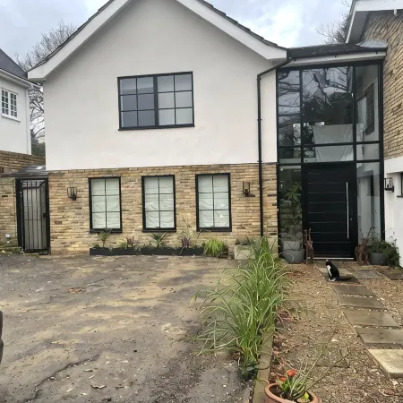 Nestled in a grand private estate, near woodlands, easy access London