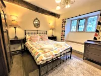 Pitchers is a Grade 11 Cotswold Stone House in the centre of Chipping Campden. - 3-Star