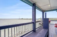Amazing Waterfront Views of Kemah Boardwalk 3B3B