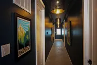 'Green Door' Downtown Loft - 4-Star