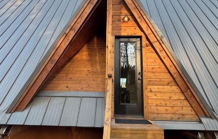 Modern lakefront cabin nestled in the piney woods of East Texas. Pet Friendly!