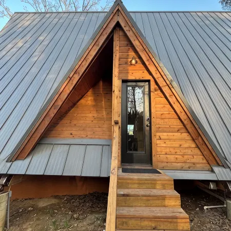 Modern lakefront cabin nestled in the piney woods of East Texas. Pet Friendly! Hotéis em Camp County