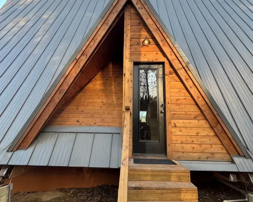 Modern lakefront cabin nestled in the piney woods of East Texas. Pet Friendly! Hotels in Camp County