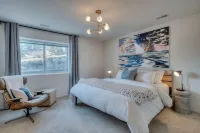 Panoramic Mountain View Retreat w/ Hot Tub - 3/3 Designer Home Hike and Bike!