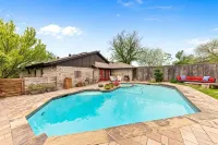 Paradise in Plano-4 bedroom home with pool, spa and jacuzzi suite.