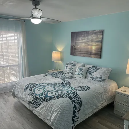 Siesta Key Condo- walk to beautiful beaches, ride a free trolley around the key