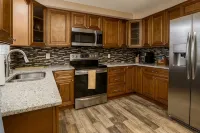 Modern Retreat, 9 Mins to Beach, Fast Wi-Fi