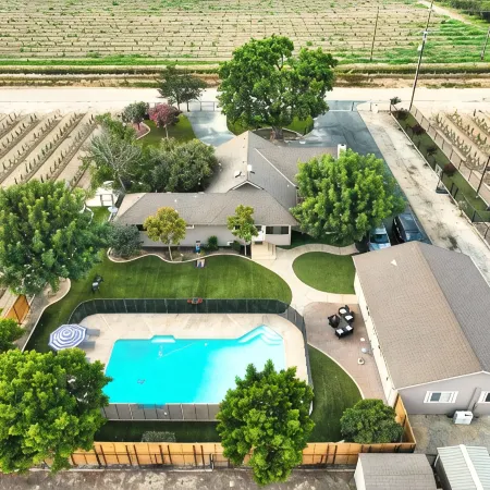 Modern Pet-Friendly Farmhouse, Pool,Games, Sleeps 8, 3 Bed and 2 Bath, Basement