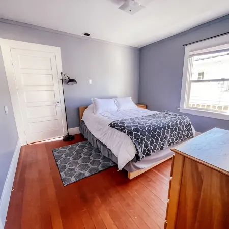 Downtown Two Bedroom Craftsman Home- 2 Minute Walk to the Plaza