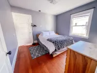 Downtown Two Bedroom Craftsman Home- 2 Minute Walk to the Plaza