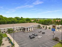 Baymont by Wyndham Grand Haven - Parkplatz