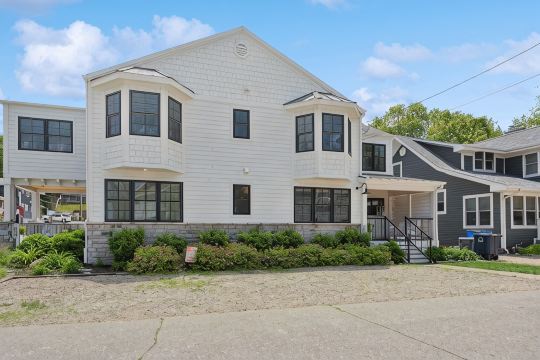 100 Steps to Lake Michigan Beach, Private Courtyard. Book Notre Dame Wknds Now!