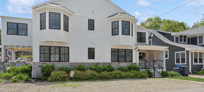 100 Steps to Lake Michigan Beach, Private Courtyard. Book Notre Dame Wknds Now! Hotels in LaPorte County