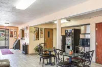 Econo Lodge Lansing - Leavenworth - parking