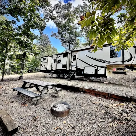 Cozy and serene RV in Broken Bow. Pet friendly, WiFi, 2 bedroom, fireplace. Отели в г. Брокен Боу