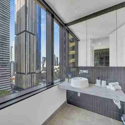 Luxurious 2B2B Apartment - Central CBD Location with Pool, Gym Rooms