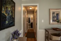 Cozy 2-bedroom cottage in charming Grand Island with WiFi, AC