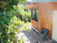 Modernly Furnished Bungalow with Fireplace, Surrounded by Greenery. 프리에드리치로다 호텔