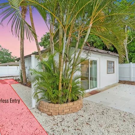 Coastal Luxury 7mi to Anna Maria Private Cottage