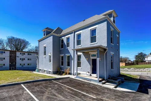 Musketeer Manor ~ 5 bedrooms & 4.5 baths off street parking & central location!! - Holiday bungalows