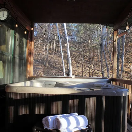 Lakeside Log Cabin + Hot Tub