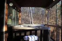 Lakeside Log Cabin + Hot Tub - 샬레 호텔
