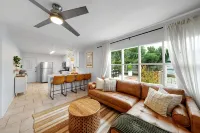 Charming & Relaxing Getaway: Mins to Beach - Patio  5 Star Location - homestay
