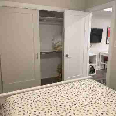 Designer-renovated 1 bedroom in Roncesvalles Village Rooms