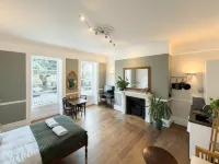 3 Berkeley Square Guesthouse - Kitchen
