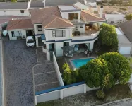 Alabaster Luxe Villa - Parkering