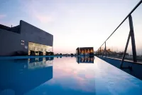 โรงแรม Regenta SGS Greenotel - โลนาวาลา - สระว่ายน้ำบนดาดฟ้า