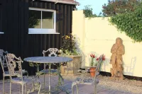 DAIRY COTTAGE. Delightful luxury rustic cottage nr New Forest and South Coast.