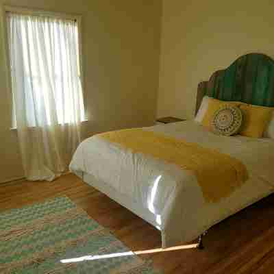 Three Bedrooms Two Baths sleeps 6 - Walking distance to Downtown Paso Robles Rooms
