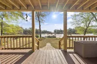 Sleeps 10, + Igloo Guest House, 7 Kayaks, 2 Paddleboards. John Boat, + More!