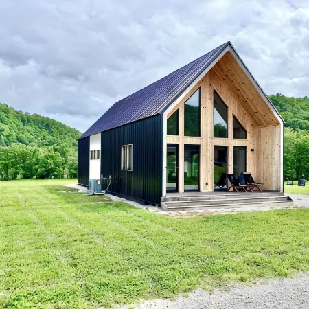 Knob Hill at Three Suns Cabins / River / Beach / Hot Tub / Romantic
