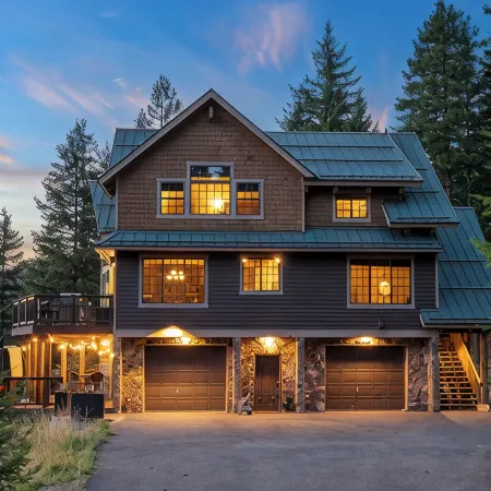 A PNW dream! Hot Tub, Views, Firepits, Games, Hiking and Epic Location!