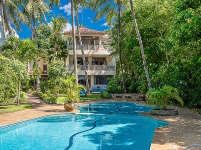 Monkey Beach House, Beachfront, Ocean Views, Shared Pool, Staff Provided