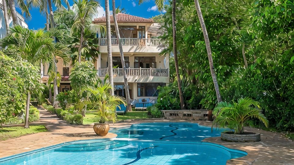 Monkey Beach House, Beachfront, Ocean Views, Shared Pool, Staff Provided