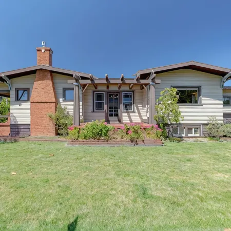3-bedroom Craftsman home with hot tub/sauna in the Heart of Arcata Отели в г. Арката