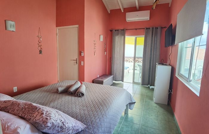 Serenity Haven: Garden-View Retreat at Lagoon Bay