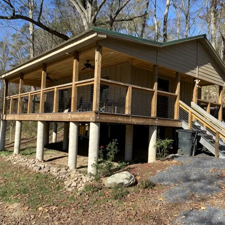 Secluded Couple’s one bedroom creek view cabin on Craigs Creek in Oriskany Va.