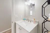 Stylish townhome, sleeps 8, pet friendly. - balcony