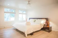Beautiful, comfortable modern home, 1.5 blocks from the BEACH & Center Ave - 4-Sterne